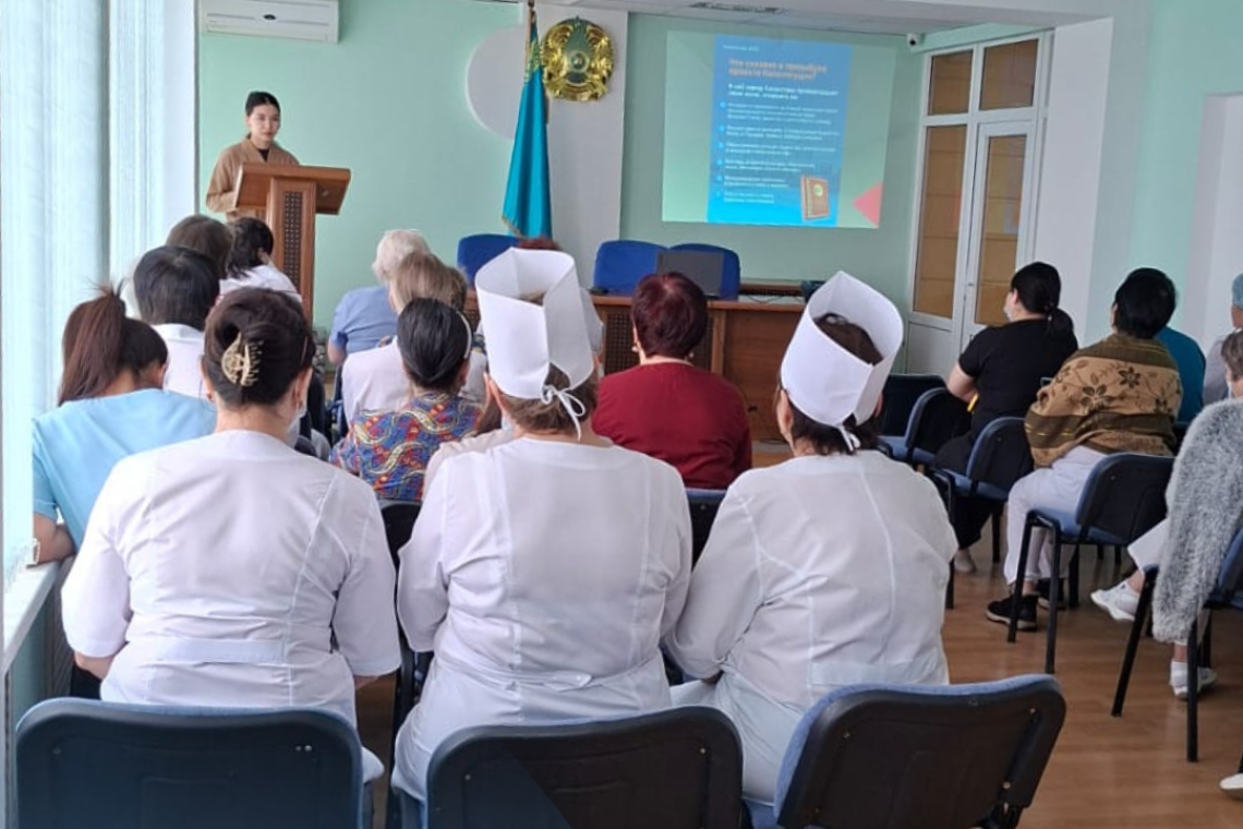 Конституцияның жаңа жобасы бойынша ақпараттық-түсіндіру жұмысы аясында Көпбейінді қалалық жедел медициналық жәрдем ауруханасында әкімдіктің ішкі саясат бөлімінің жұмыс тобының өкілдерімен кездесу өтті.